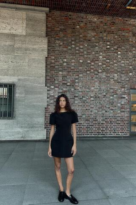 ZARA КОРОТКОЕ ПЛАТЬЕ СО СКЛАДКАМИ И КАРМАНАМИ, ЧЕРНЫЙ