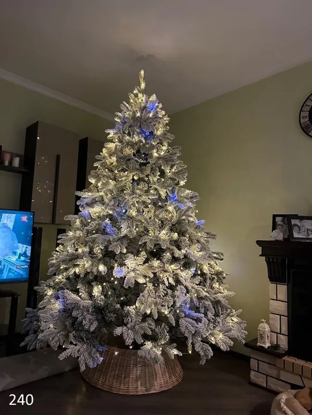 Заснеженная елка с гирляндой «Камчатская» холодный свет (Литая+пвх) 180 см / 1,8 м