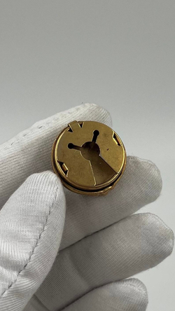 Накладка на пуговицу с пятнистой вставкой