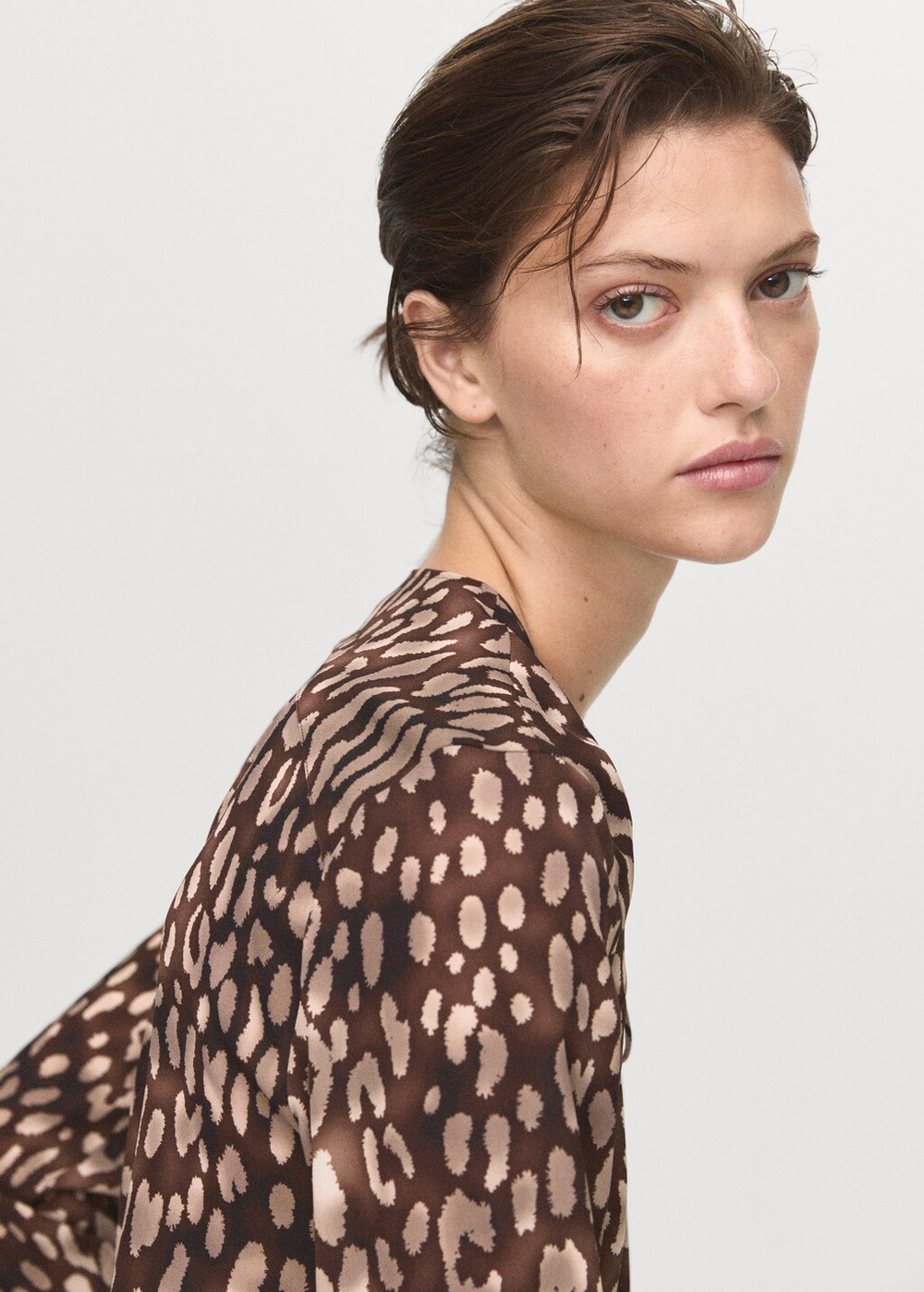 Блузка с бантом, из ткани с леопардовым принтом и атласным блеском