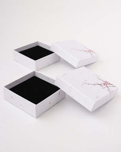 Футляр картонный, серия "ЦВЕТУЩАЯ ЯБЛОНЯ", 90х90х30 мм