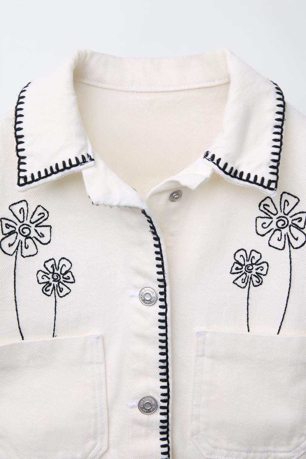 ZARA ДЖИНСОВАЯ КУРТКА С ЦВЕТОЧНОЙ ВЫШИВКОЙ, ЖЕЛТОВАТО-БЕЛЫЙ