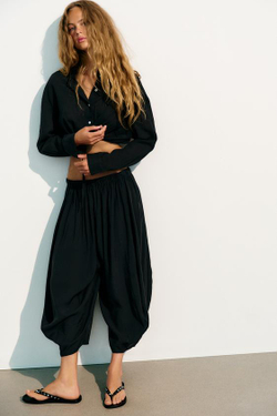 ZARA ОБЪЕМНЫЕ СТРУЯЩИЕСЯ БРЮКИ, ЧЕРНЫЙ