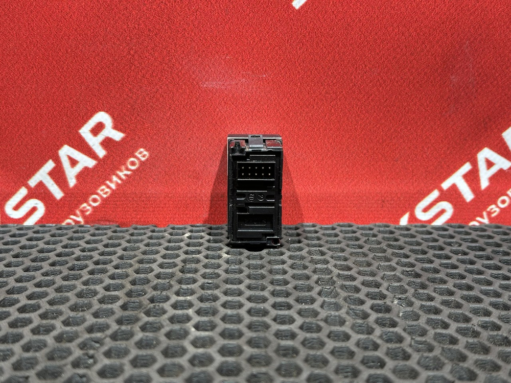 Кнопка люка