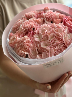 Изящное сочетание сезонных цветов розовой гаммы в стильном оформлении от Флора Маркет