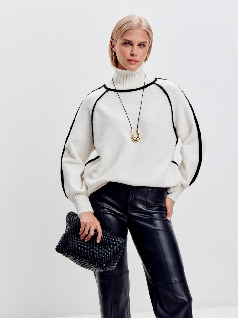 Свитер с контрастными вставками