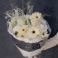 113. Кружевной белоснежный букет с выразительным акцентом