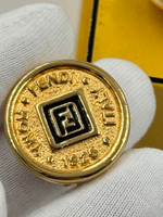 Клипсы с лого и чёрной эмалью Fendi