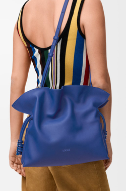 Loewe Сумка-клатч среднего размера Coil Flamenco из телячьей кожи наппа, ярко-синий