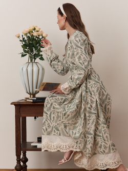 Платье с кружевной оборкой