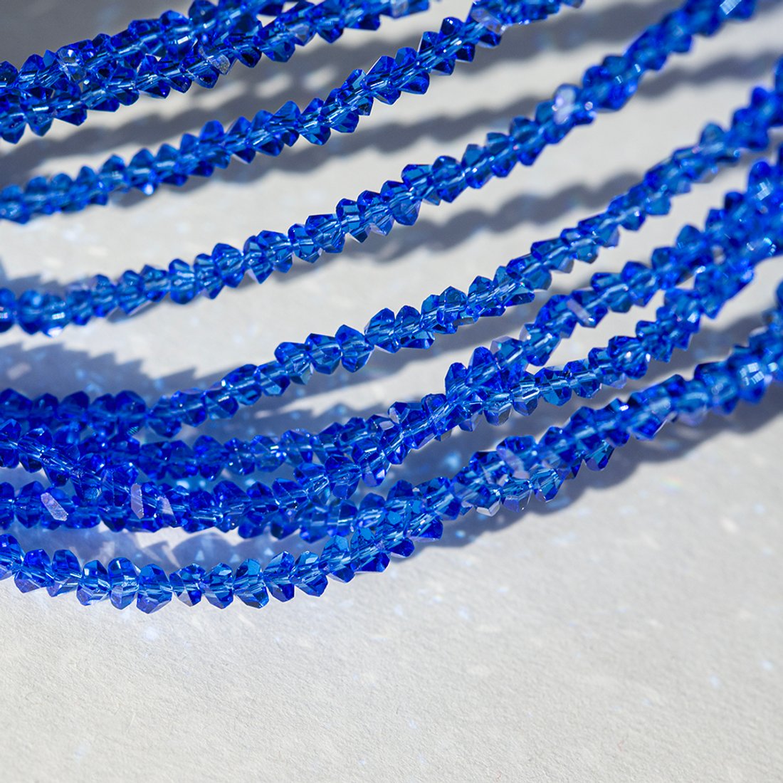 Хрустальные бусины в форме треугольника, оттенок "Синий", 3*4мм