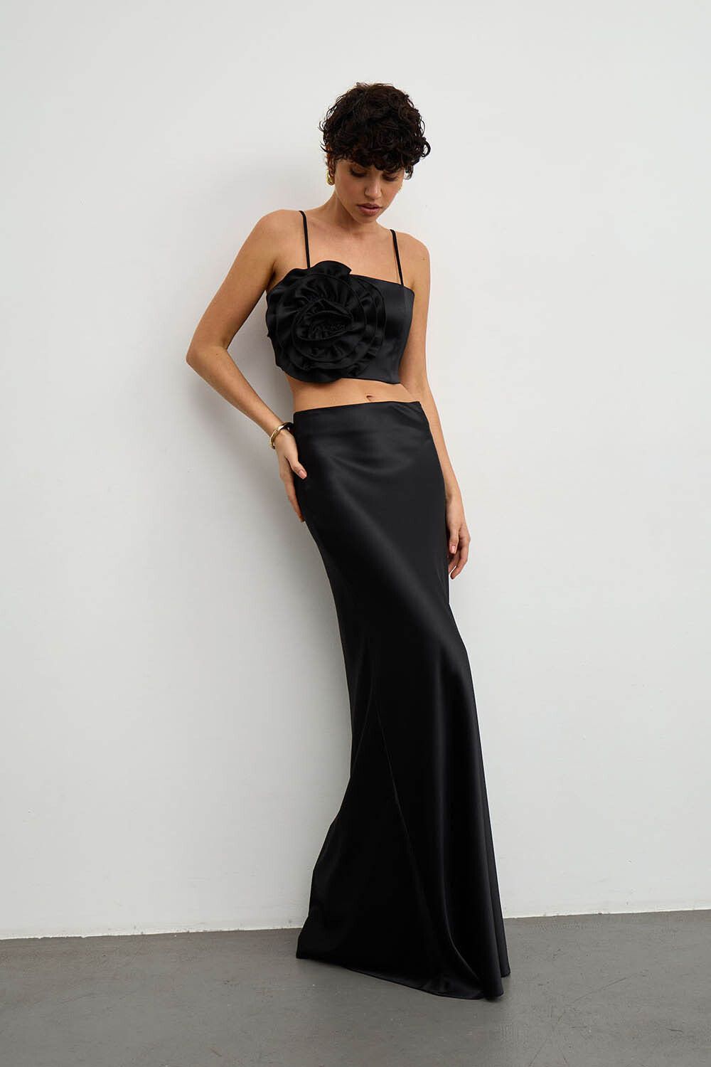 Топ с цветком из атласа черного цвета