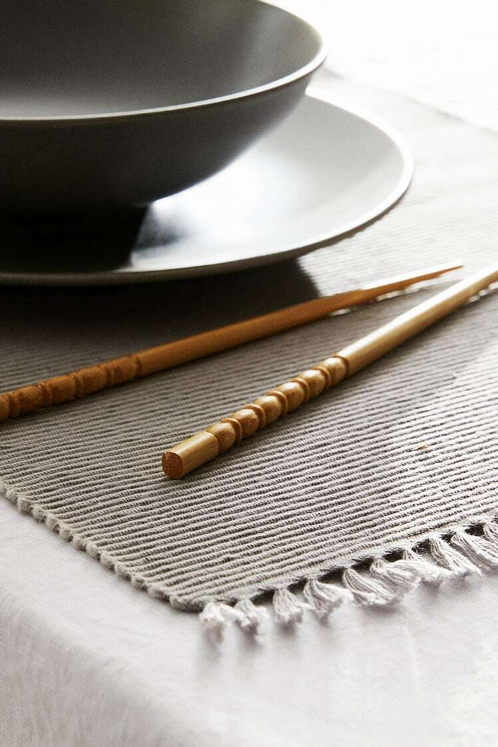 ZARA HOME СЕРВИРОВОЧНАЯ САЛФЕТКА С БАХРОМОЙ (УПАКОВКА ИЗ 2 ШТУК), СЕРЕБРИСТЫЙ