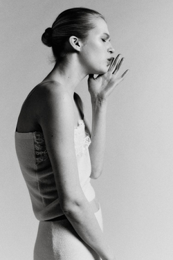 ZARA ВЯЗАНЫЙ ТОП С КРУЖЕВОМ И ВЫШИВКОЙ, ЭКРЮ