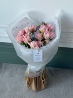 Букет из 15 розовых пионовидных тюльпанов и голубого оксипеталума