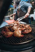 Керамический угольный гриль Monolith Two.55, 43 см, с ножками и столиками, чёрный