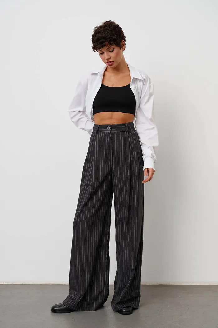 Брюки с защипами в полоску темно-серого цвета