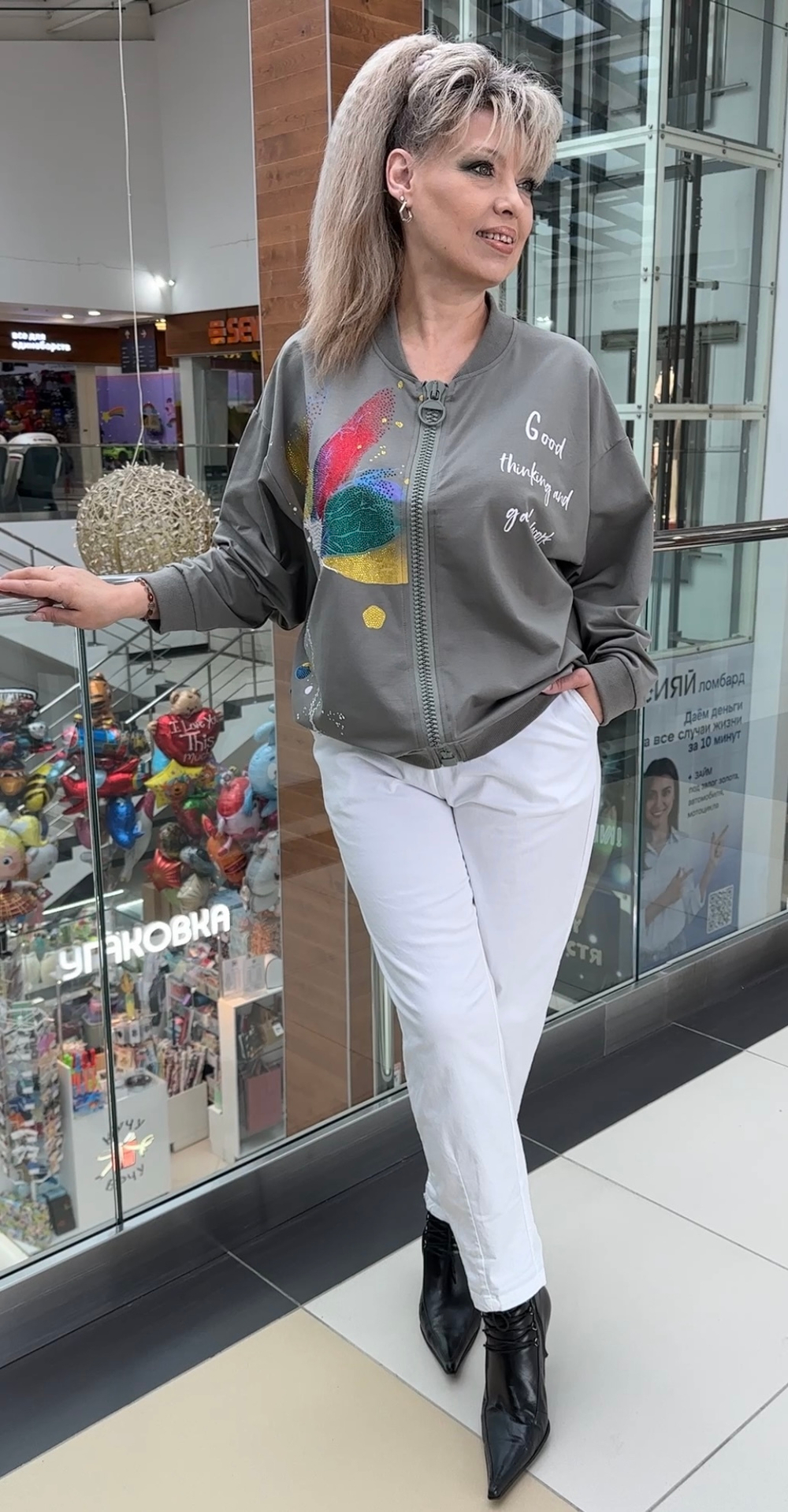 Оливковый трикотажный жакет-бомбер с цветным принтом