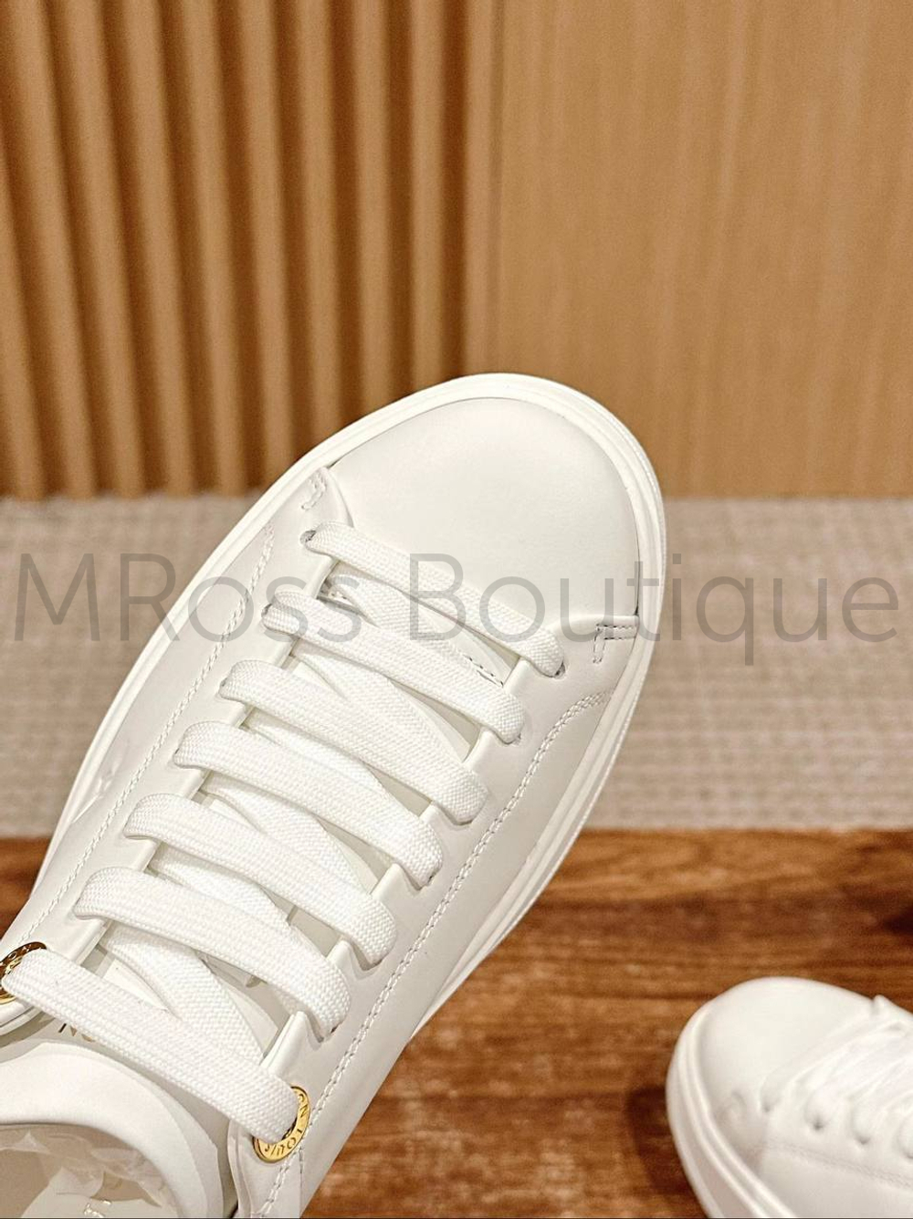 Женские кеды Louis Vuitton Time Out в белом цвете с брелком монограм