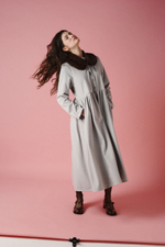 Платье оверсайз из смесовой ткани, светло-серая елочка