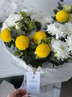 Букет из хризантемы, лизиантуса, хелеборуса и эвкалипта