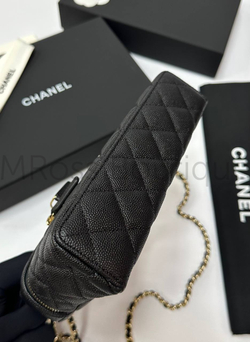 Черная сумка Chanel прямоугольная с золотой фурнитурой