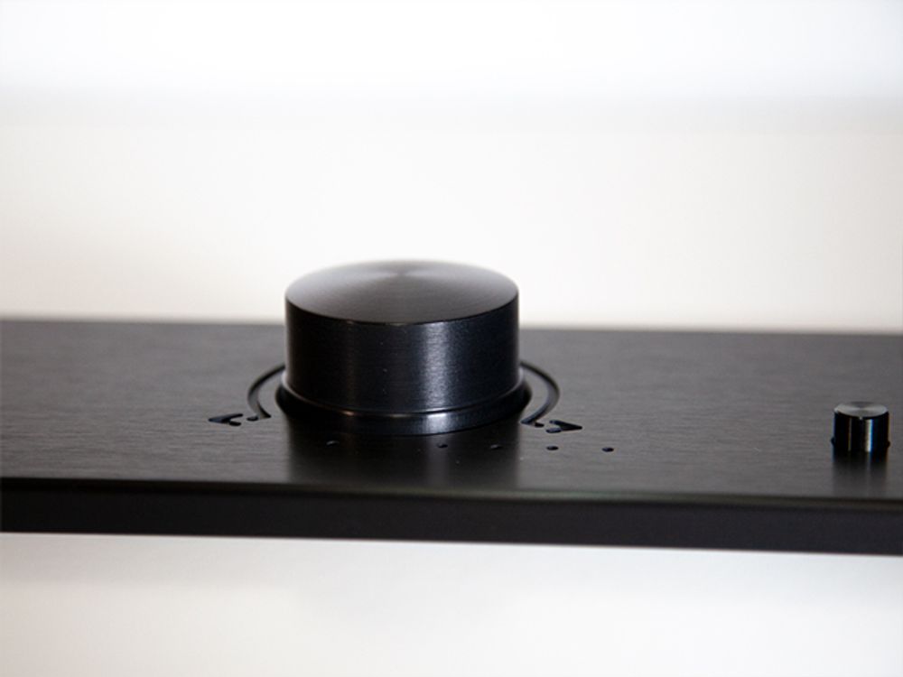 лицевая панель из фрезерованного алюминия для лампового усилителя