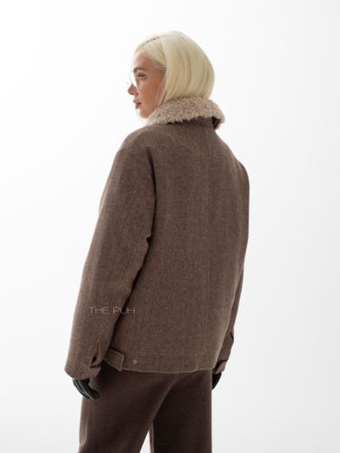 Коричневая куртка в елочку с меховым воротником