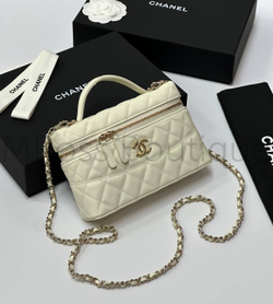 Белая сумка Chanel прямоугольная с золотой фурнитурой