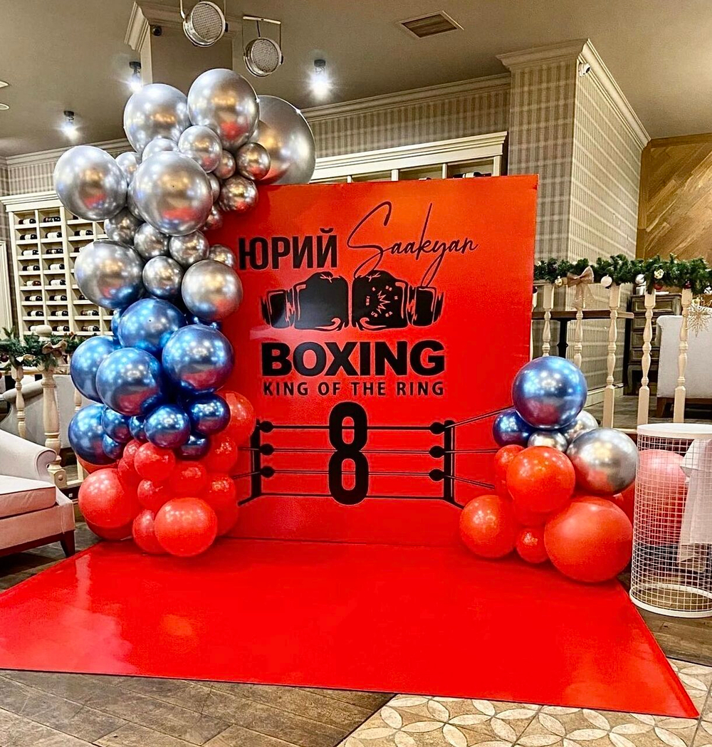 Фотозона из воздушных шаров с декоративным полом