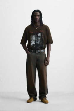 ZARA ТРИКОТАЖНАЯ ФУТБОЛКА С ПРИНТОМ И ЭФФЕКТОМ ПОТЕРТ, ЧЕРНЫЙ