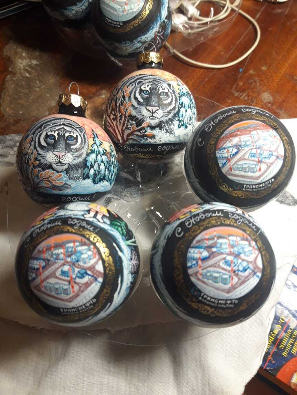 Шар новогодний с логотипом или по индивидуальному сюжету (ручная роспись)