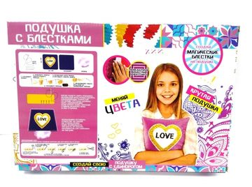 Подушка с блестками Love