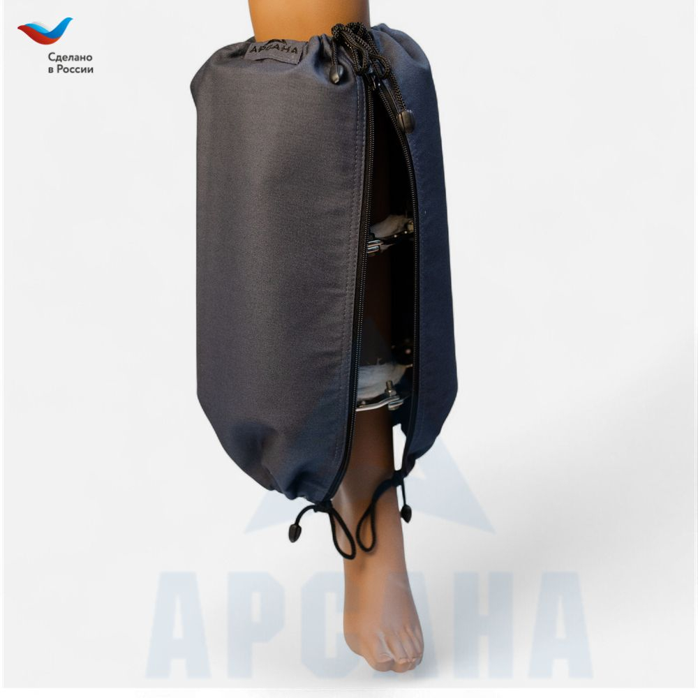 Чехол на аппарат внешней фиксации на голени, с открытой стопой. Ткань саржа, цвет изделия темно-серый, цвет молнии черный. Размер GO-10