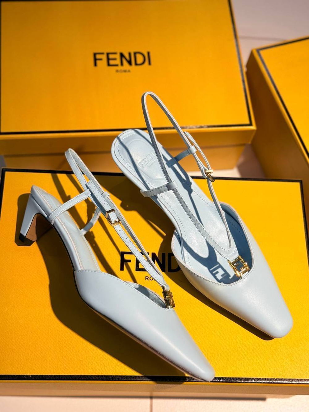 Босоножки Fendi