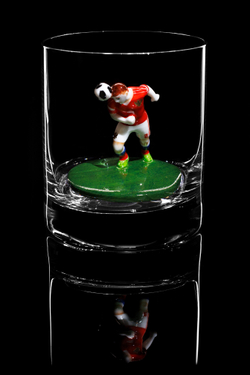 Подарочный набор из двух бокалов для виски в ореховой упаковке. «Футболисты. Два игрока».