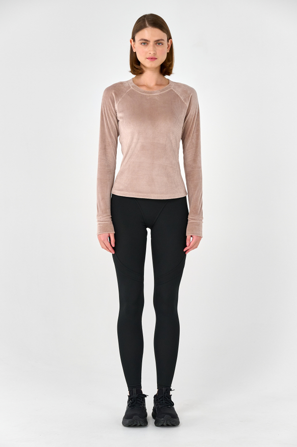 Лонгслив велюровый приталенный с чашками