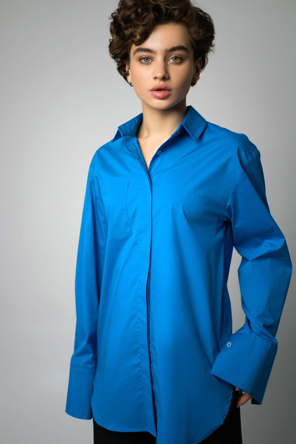 Рубашка из плотного итальянского хлопка в ярко-синем цвете