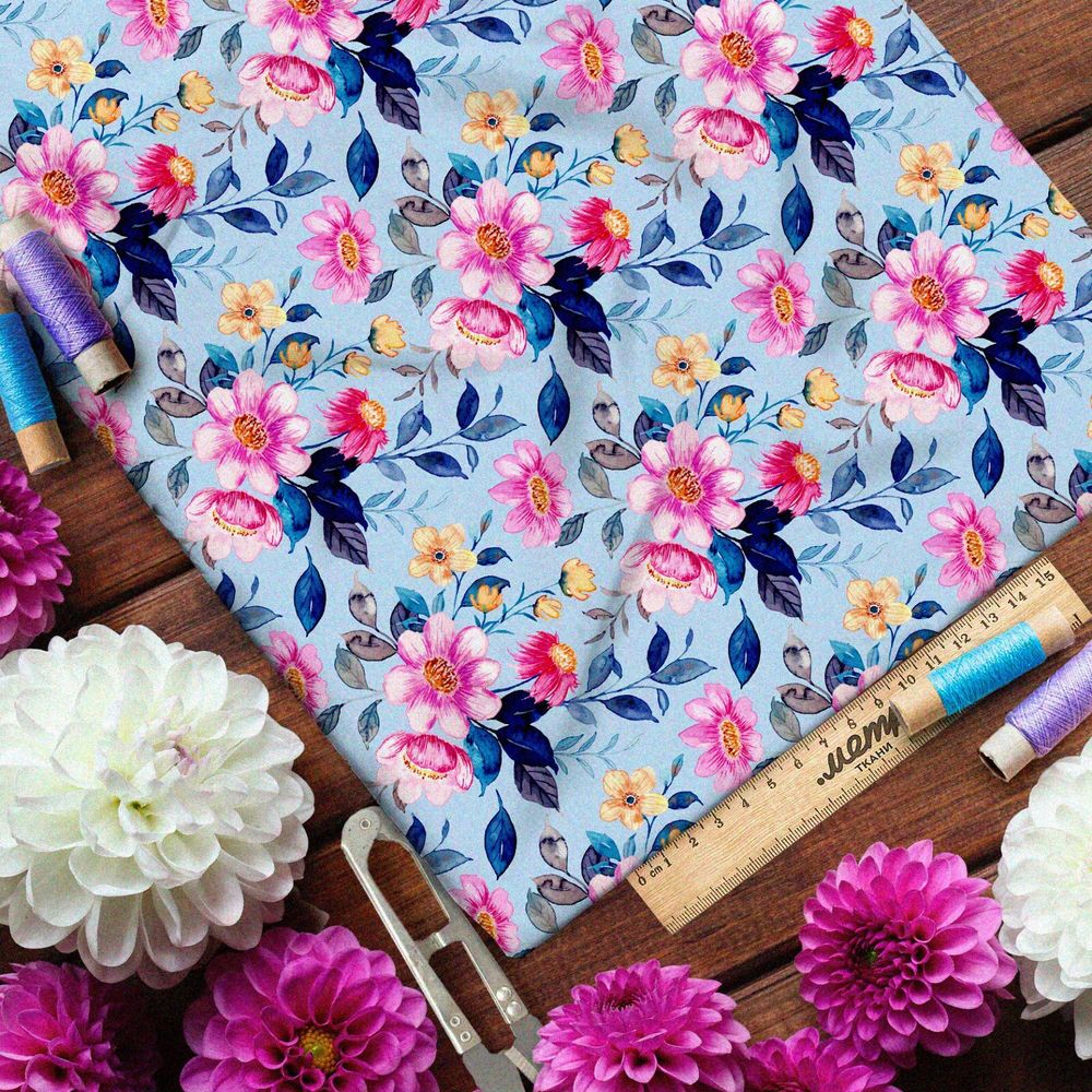 Ткань флис насыщенные розовые ромашки на голубом фоне