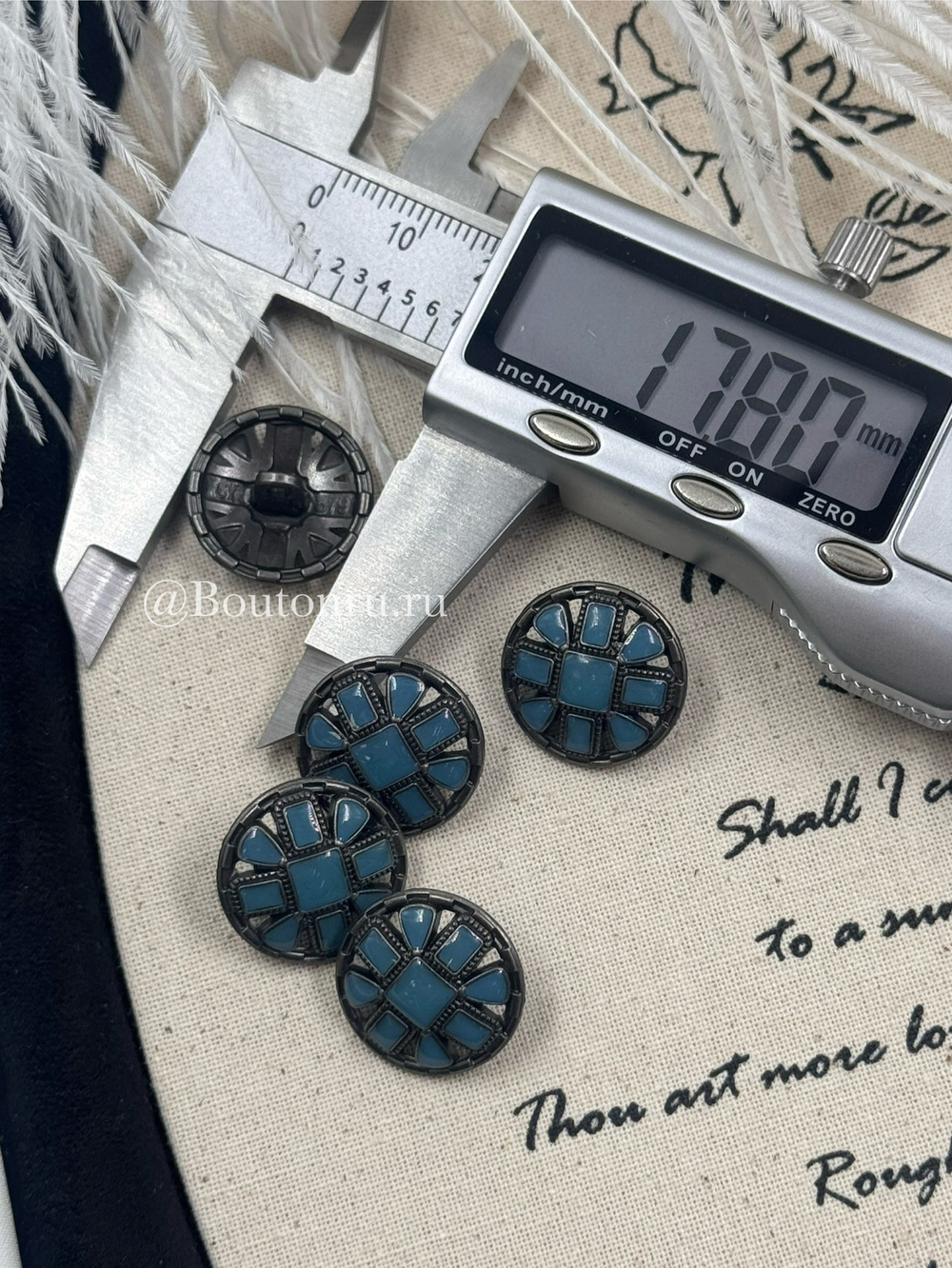 Пуговицы с квадратными деталями графитовые с синей эмалью