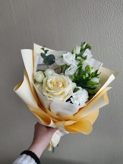 Нежный конфетный букет с пионовидной, кустовой розой, альстромерией и эвкалиптом