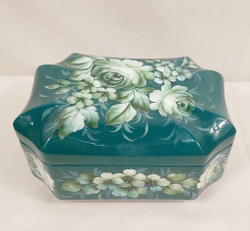 Шкатулка "Цветы на зеленом" с жостовской росписью