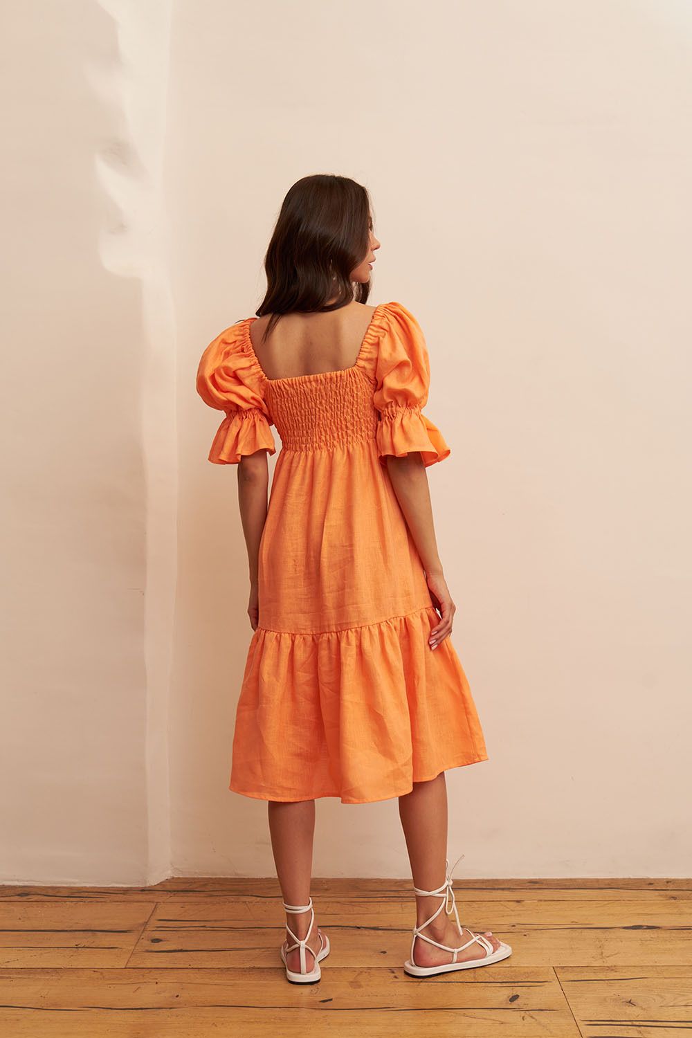 Длинное ярусное платье с фонариками из льна оранжевого цвета