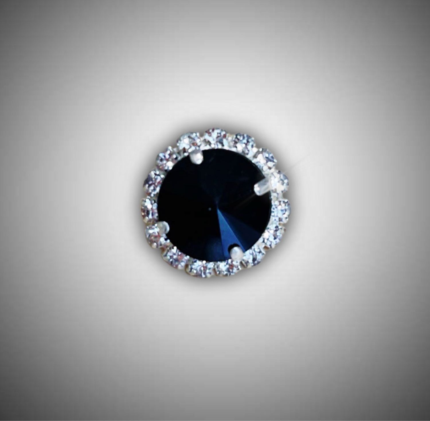 черный  камень-пуговица, в оправе , в серебре,2см