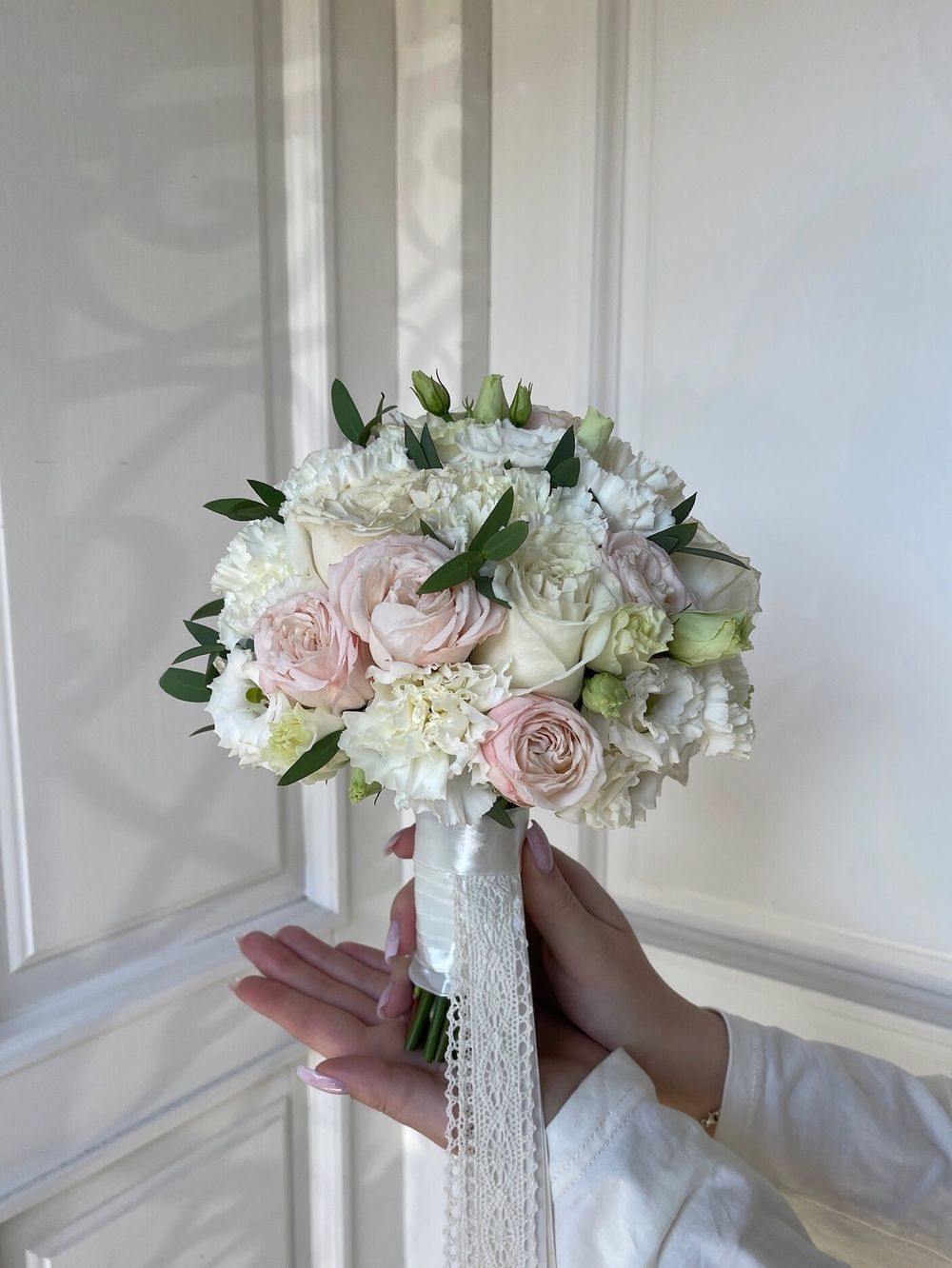 Свадебный букет из кустовых пионовидных роз, диантусов, лизиантуса и эвкалипта