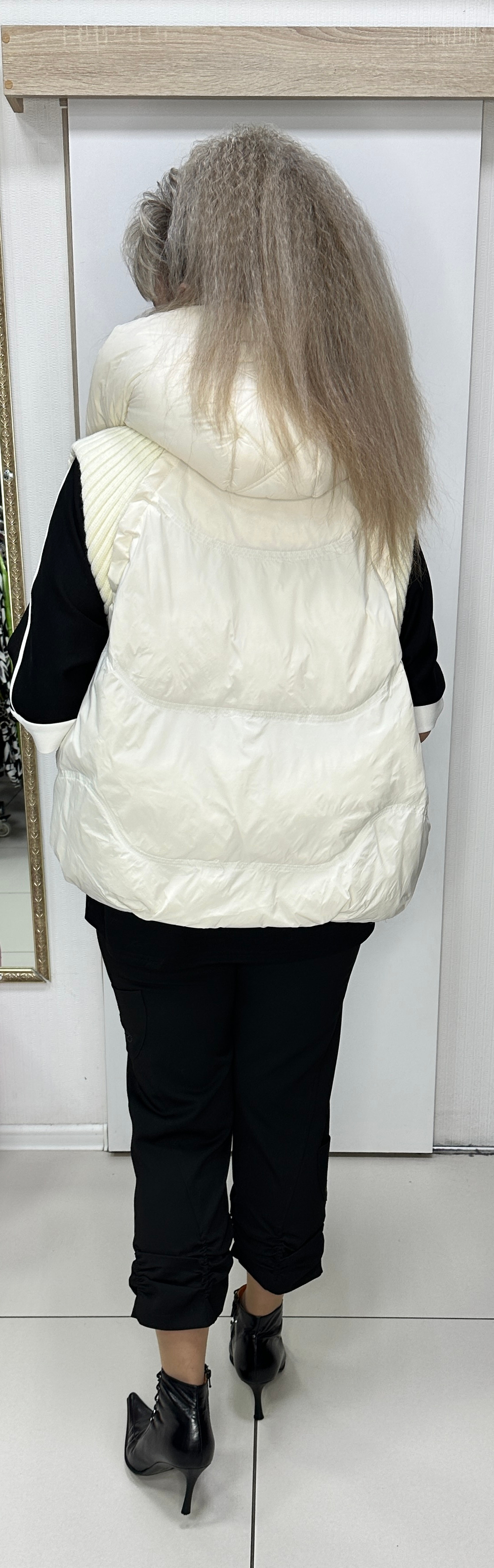 Белый, комбинированный стеганный жилет
