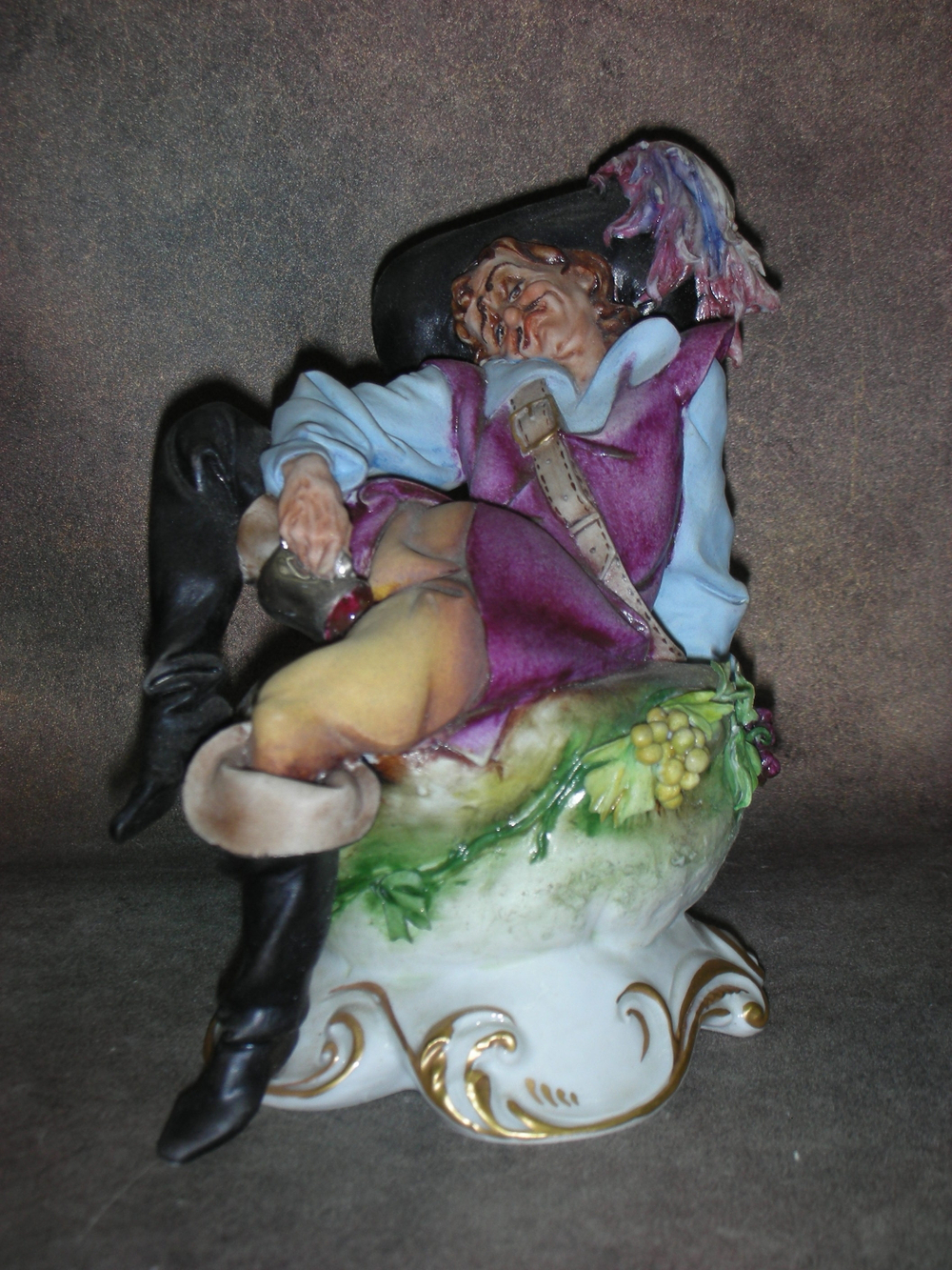 Статуэтка. Фарфор. Спящий мушкетёр. Capodimonte. Италия