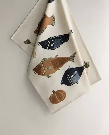 ZARA HOME КУХОННОЕ ПОЛОТЕНЦЕ С ПРИНТОМ «РЫБЫ», ЭКРЮ