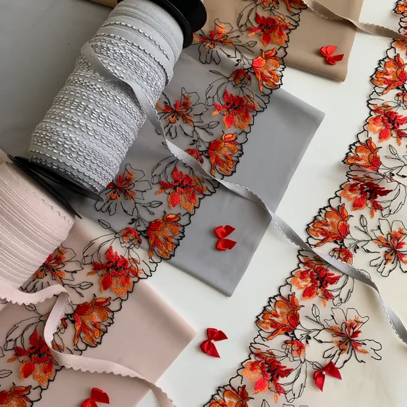 Вышивка на сетке бежевая/оранжевая (правая) 15 см