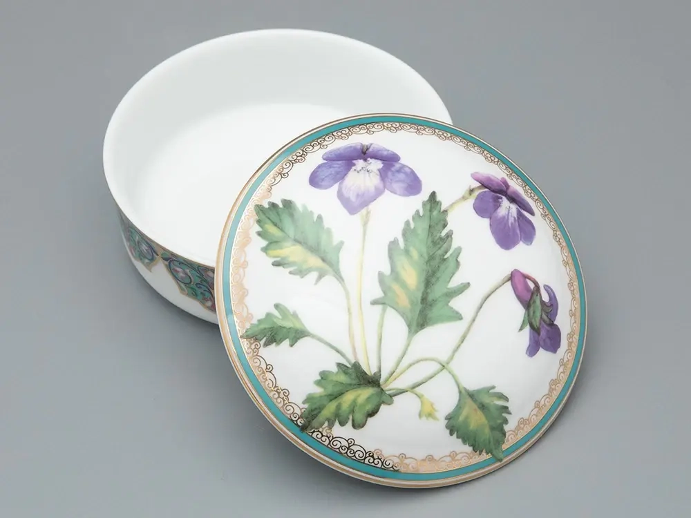 Туалетная коробочка в подарочной упаковке, форма Круглая, рисунок Фиалка надрезанная, арт 81.33190.00.1